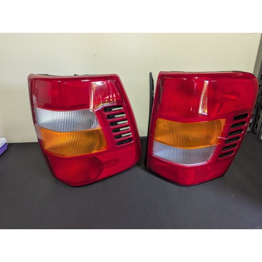 1999-2004 Jeep Grand Cherokee Tail Light Assembly Pair Left Right New